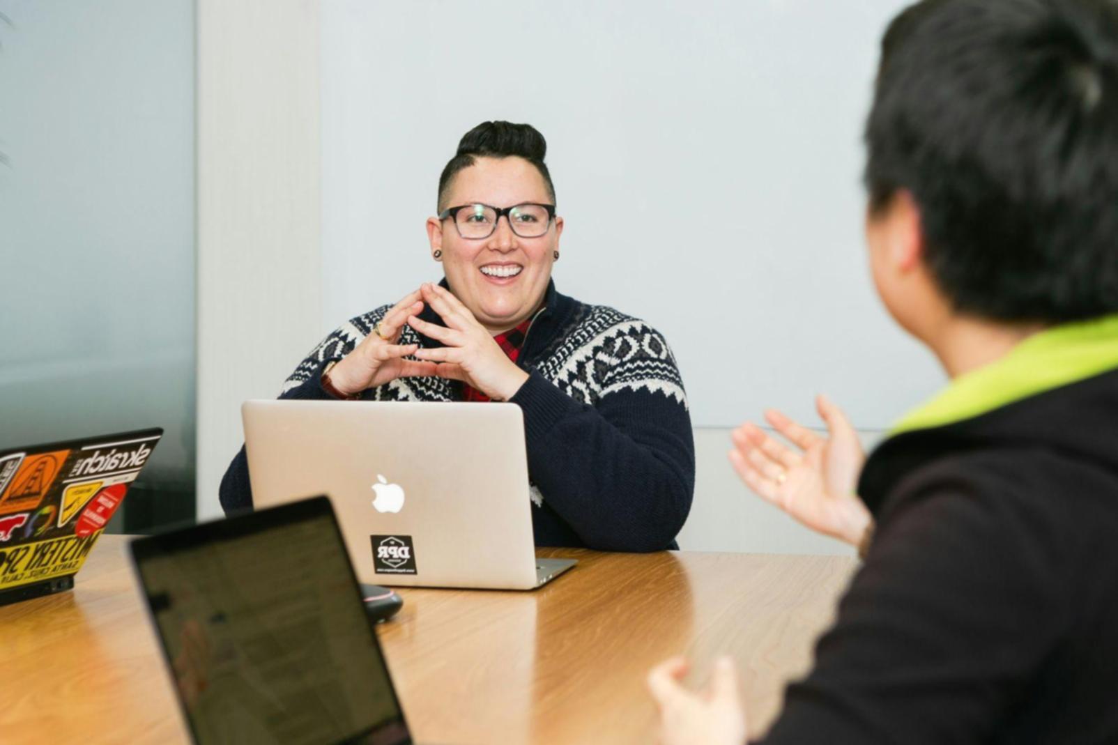 Calendrier financier avec dates clés et rappels budgétaires mensuels