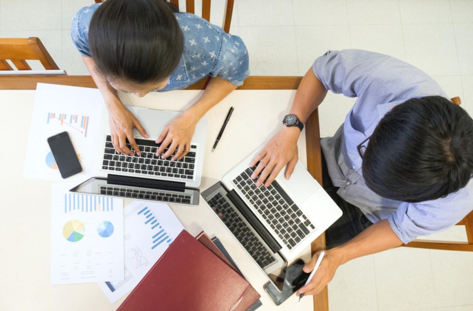 Tableau de suivi d'épargne et fonds d'urgence avec progression visuelle