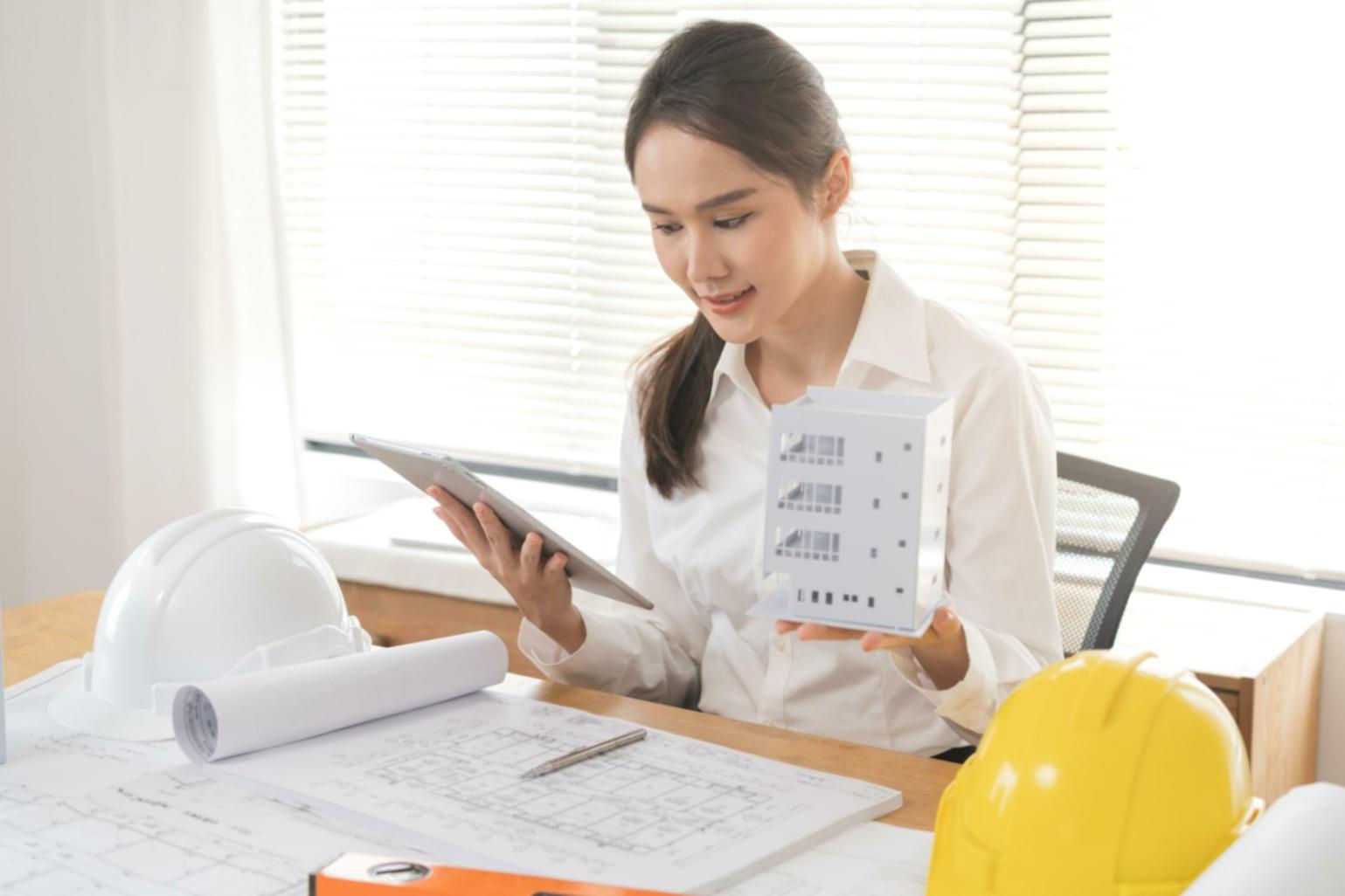 Espace de travail moderne avec documents financiers et calculatrice pour la planification budgétaire